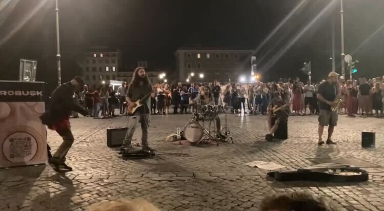 Piazza Trilussa, nestled in the streets of Trastevere, is filled with people each night, and there’s almost always a band playing.
